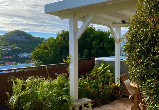 Terraza y jardín de la villa Natanya en alquiler en Saint Barth. Terraza y jardín de la villa Natanya en alquiler en Saint Barth.