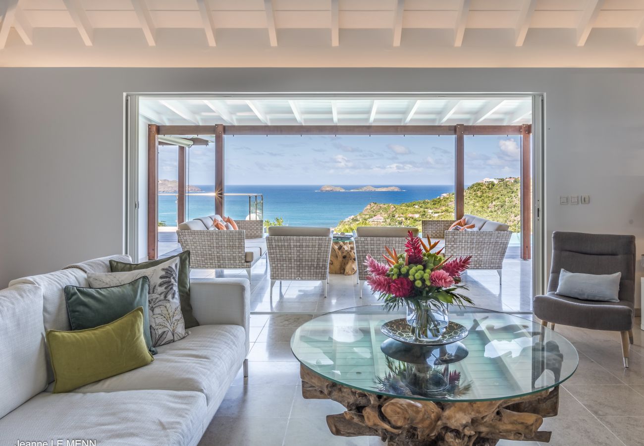 Villa Isia en St Barth con vista a St Jean una sala de estar luminosa y aireada frente al mar.
