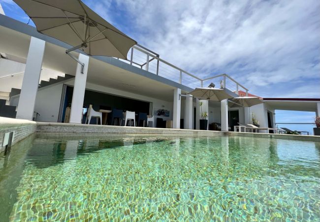 piscina villa DASHA st barth vista hacia el salón