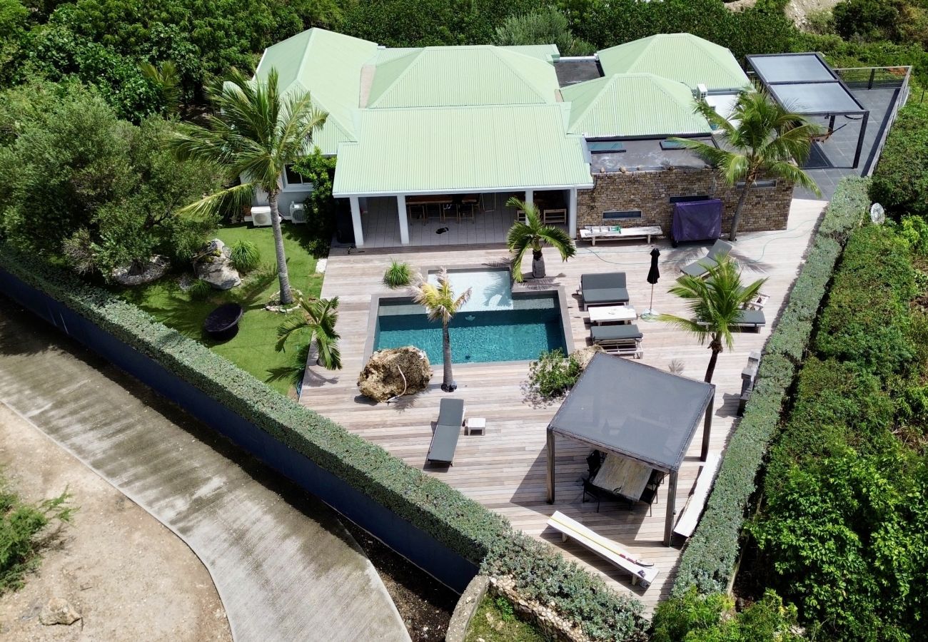 Villa des Vents: vista aérea de la piscina y la terraza con vistas al mar en Toiny, Saint-Barth