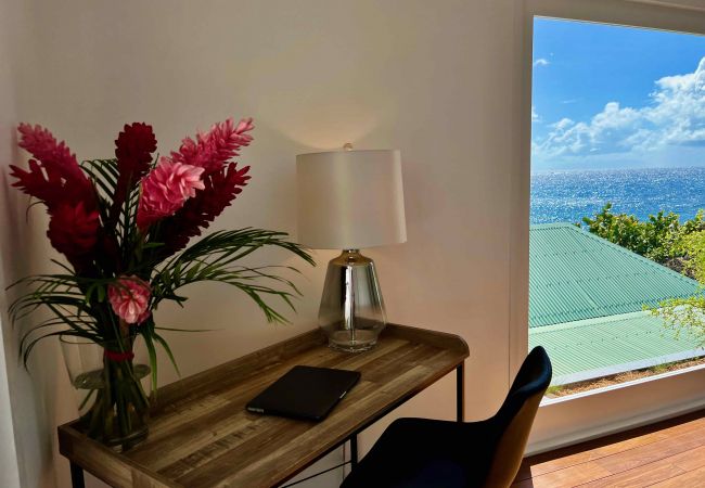 Bureau de la chambre principale de la villa Maison Rose à Toiny.  Un espace bureau dans votre chambre avec le wifi et la fibre optique.