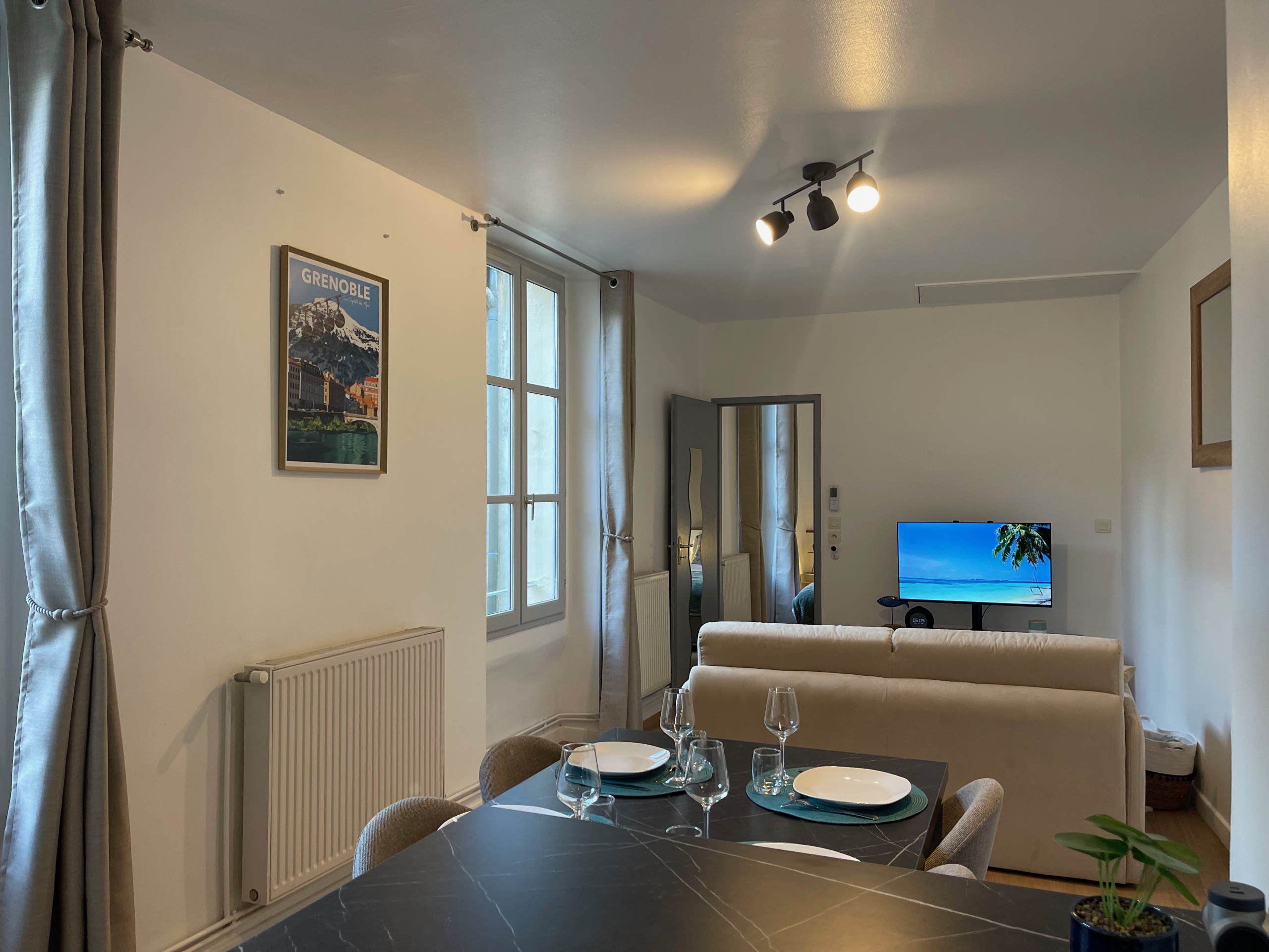 Salle a manger Les Mûriers Idéal pour 2 à 4 convives lors de votre séjour au centre ville de Grenoble.
