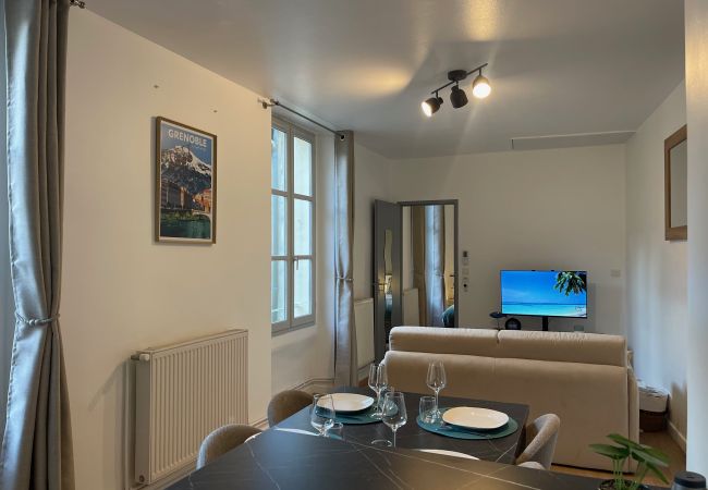 Salle a manger Les Mûriers Idéal pour 2 à 4 convives lors de votre séjour au centre ville de Grenoble.