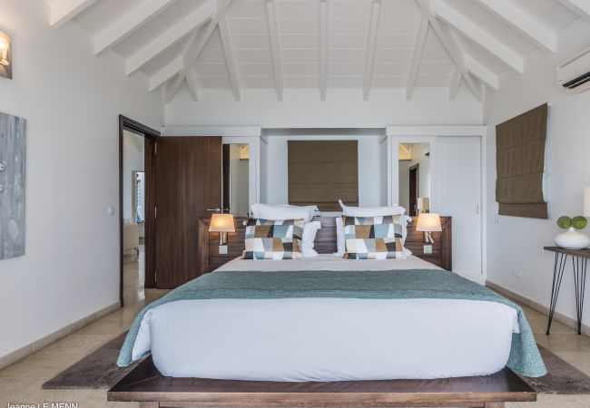 Master Bedroom villa Isia in St Barth Comfortable bedroom with office space. Direct access to the pool and view of the North-East of St Barths.