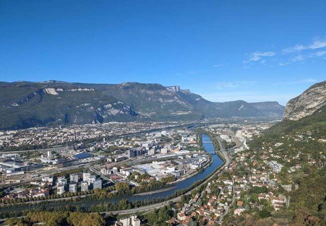 Grenoble, in the heart of Isère, is a city surrounded by mountains. Les Mûriers apartment welcomes you for your business trips.