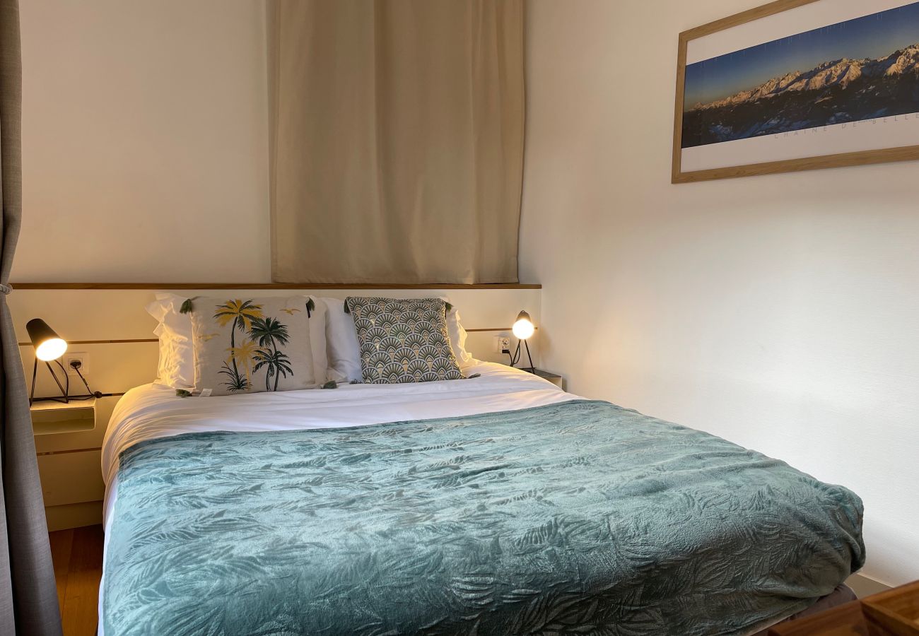Queen size bed We welcome our guests in a cosy room with a 160/200cm bed and quality bedding.
