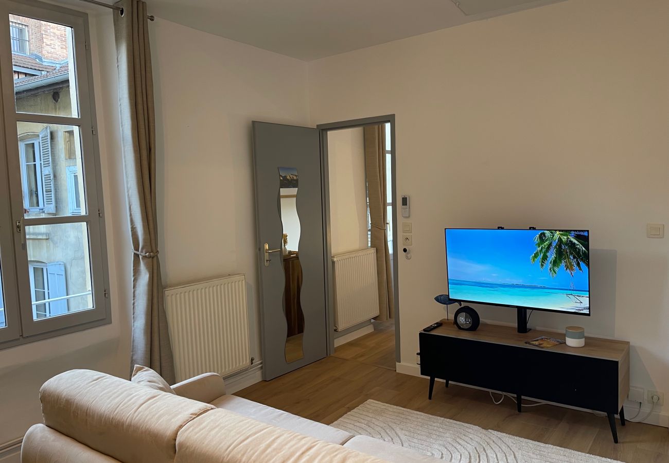 Bright living room with connected TV and printer for your business stays. Apartment in Grenoble - Les Mûriers***