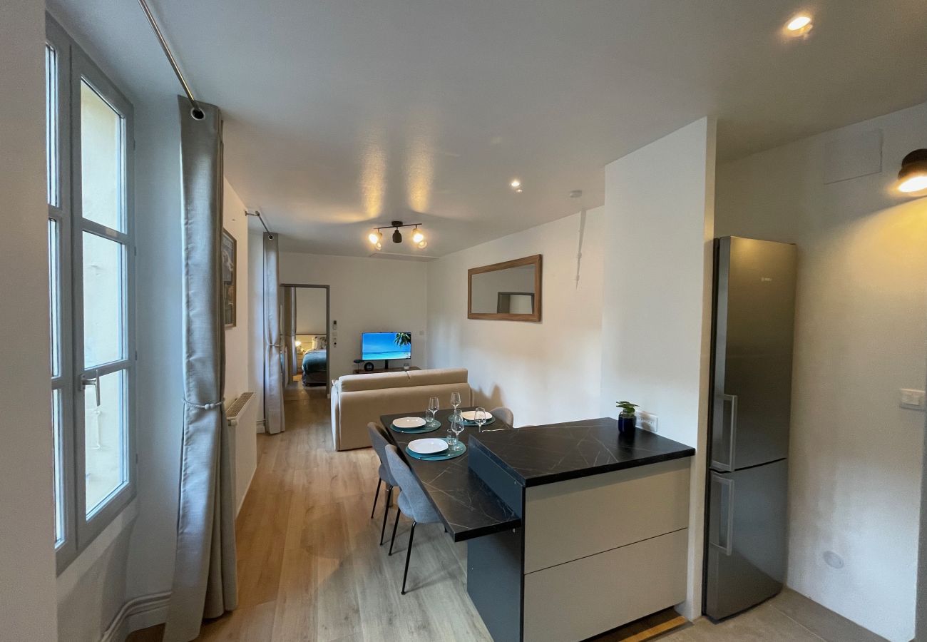 American kitchen with island. The kitchen is well equipped with a large fridge, dishwasher, oven, extractor hood, etc.